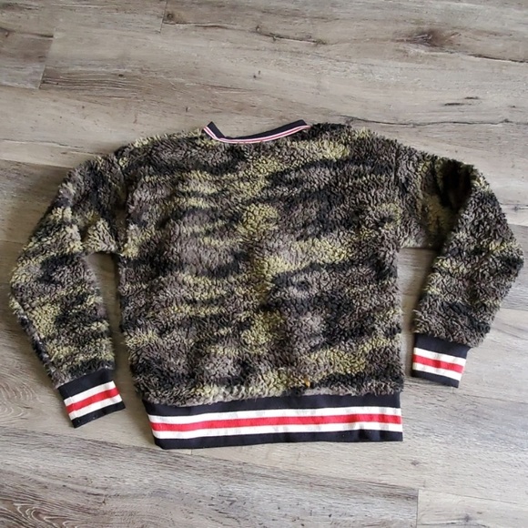 Fuzzy Camouflage Crew Neck - Picture 3 of 3